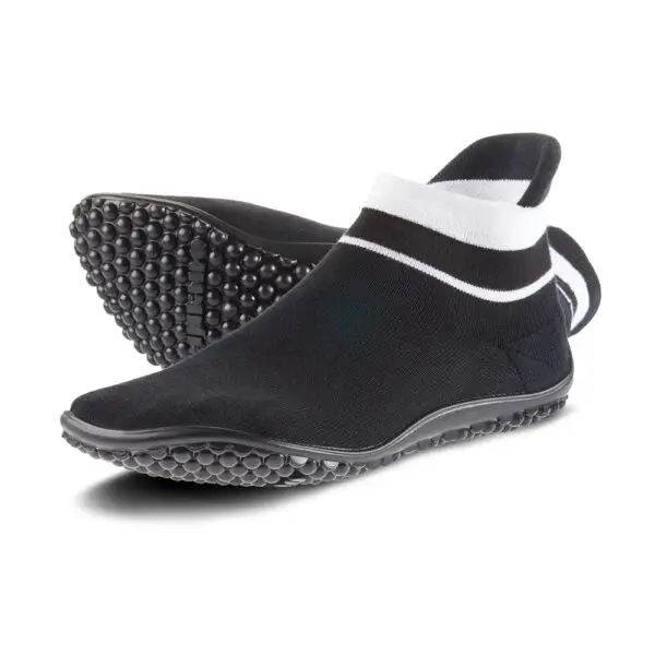 Sneaker barefoot shoes in black and white.